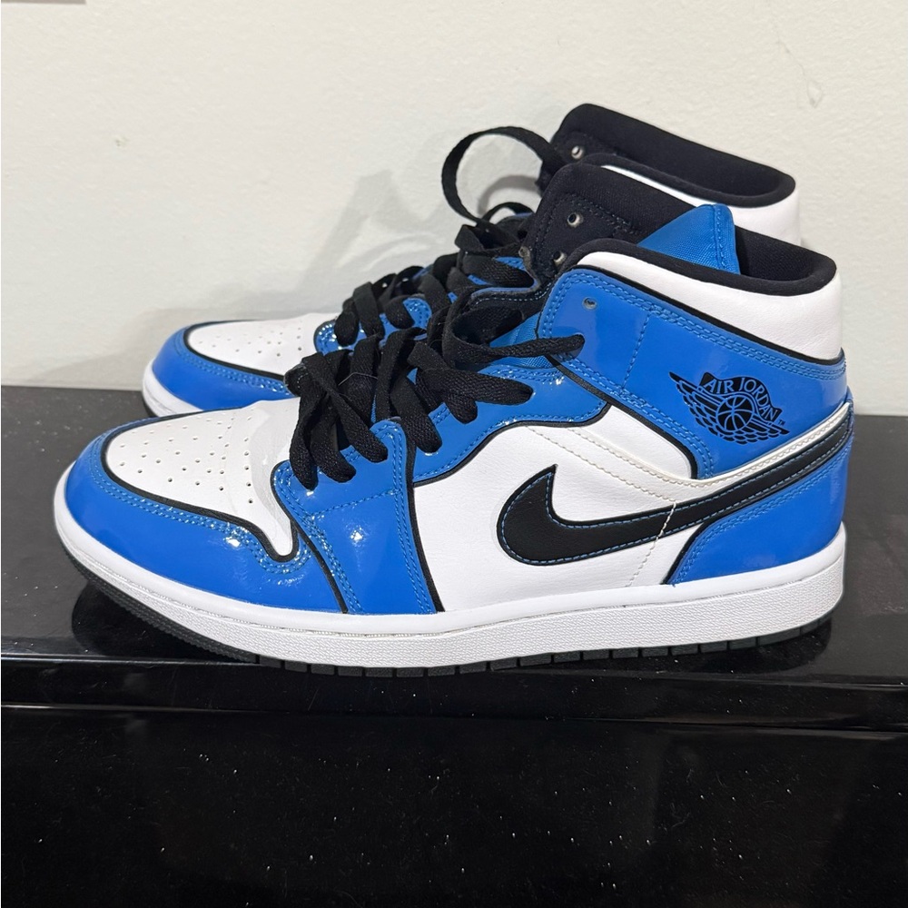 Jordan Air 1 Mid SE Signal Blue and White Sneakers - Picture 2 of 5